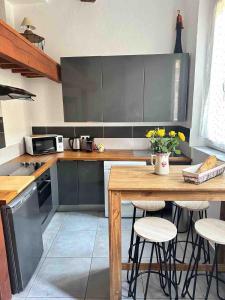 Cosy Air-Conditioned Studio in Old Antibes, Walk to Beach & Market