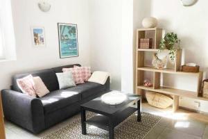 Cosy Air-Conditioned Studio in Old Antibes, Walk to Beach & Market