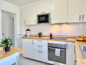 Calm Coastal Boutique Apartment for 12 by TuriVida