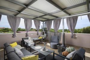 4-bedroom villa with pool in Peroj