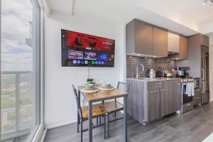 Downtown Toronto Studio with City View Balcony
