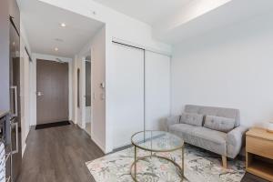 Downtown Toronto Studio with City View Balcony
