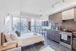 Downtown Toronto Studio with City View Balcony