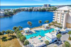 Newly renovated fourth-floor studio w spectacular views shared hot tub & pool