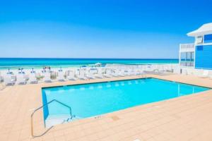 Newly renovated fourth-floor studio w spectacular views shared hot tub & pool