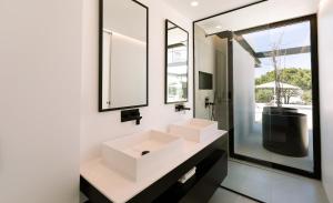 Superbe villa moderne 4chambres en suite, piscine à débordement