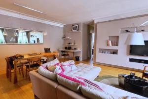 Élégant Appartement Familial avec Vue Tour Eiffel depuis la Salle de Bain