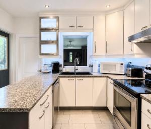 Stylish Apartment in DT Montreal with 3 BDRs and Parking