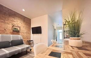 Stylish Apartment in DT Montreal with 3 BDRs and Parking