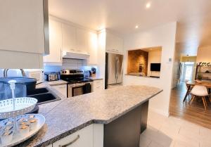 Stylish Apartment in DT Montreal with 3 BDRs and Parking