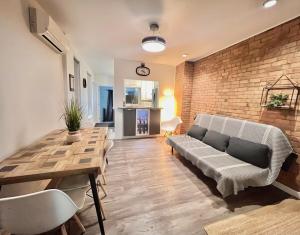 Stylish Apartment in DT Montreal with 3 BDRs and Parking