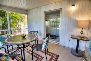 Chic Sarasota Gem Beach BBQ Workspace Patio