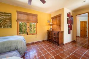 Oceanview Escape with Rooftop Terrace & Mountain Views Welcome to your perfect coastal retreat!