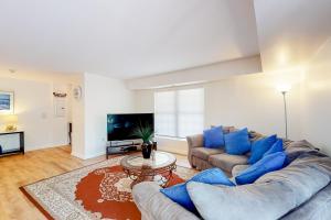 Second-floor condo with full kitchen, washerdryer, central AC, & boat slip use