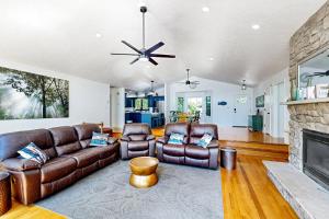 Lakefront home with two kitchens, a dock, firepit, & pontoon