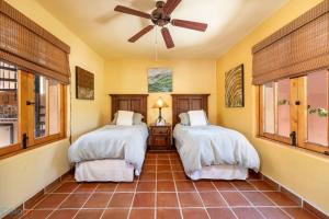 Oceanview Escape with Rooftop Terrace & Mountain Views Welcome to your perfect coastal retreat!