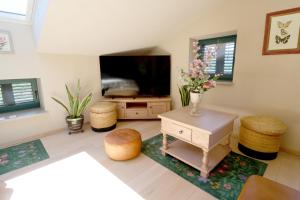Private Villa for 12 Peaceful Karst Escape