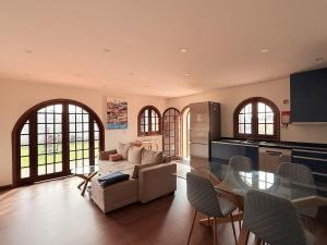 Casa Peixinho São Jacinto - 2 Bedrooms, Garden & BBQ near Beach