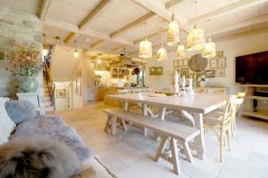 Private Villa for 12 Peaceful Karst Escape