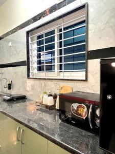 1BHK Luxury Stay 20 mins away from Airport