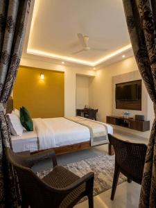 Morjim Pride Hotel with Swimming Pool near Morjim Beach