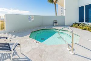 Cozy Gulf front condo w private balcony shared pool hot tub & beach access