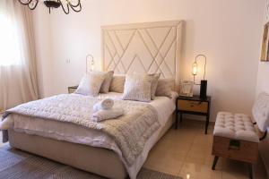 Spacious and Bright Apt With Stylish 2BR a Pool and Garage