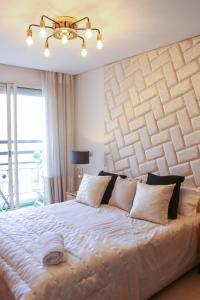 Spacious and Bright Apt With Stylish 2BR a Pool and Garage