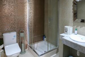 Spacious and Bright Apt With Stylish 2BR a Pool and Garage