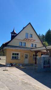 Frisch sanierte Wohnung mit zwei Schlafzimmern in historischem Baudenkmal
