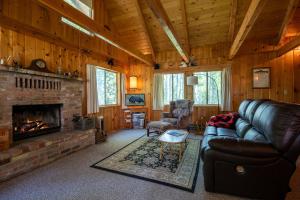 KABINO: NEW! Hot tub DogsOK Fire Pit On trails 20 min to Yellowstone