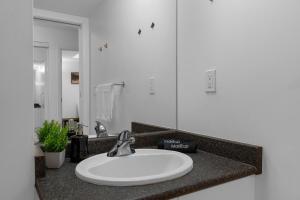 Cozy 2BR - FREE Parking - Pool,Gym,Sauna,Hot Tub
