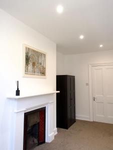 Stylish Town Centre Apartment with Free Parking