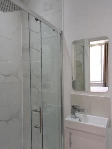 Stylish Town Centre Apartment with Free Parking