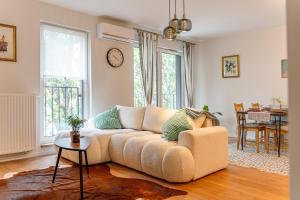 Krakow Modern Apartment - 50m2, Parking & Balcony - by Rentujemy