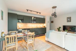 Krakow Modern Apartment - 50m2, Parking & Balcony - by Rentujemy