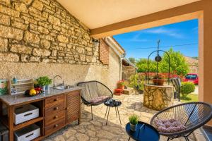 Family Friendly House Kacana - Garden & BBQ - Happy Rentals