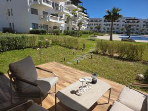Appartement élégant avec jardin et accès direct à la piscine