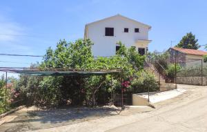 2 Bedroom Nice Apartment In Okrug Gornji
