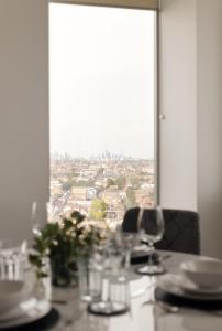 2 Bedroom, Opposite Tube, AC, 25 min to Central London