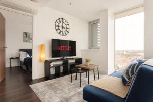 2 Bedroom, Opposite Tube, AC, 25 min to Central London