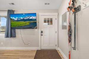 VICTOR TRAVERSE: Condo Skiing Trails Snowmobiling Teton Mtns Grand Targhee