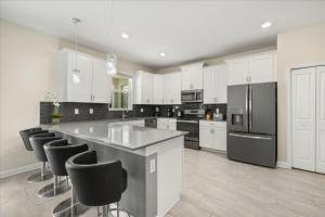 7 Bd 6 Ba Storey Lake 4574 Nl