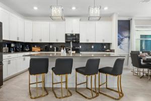 6 Bedrooms 5 Bathrooms Storey Lake 4286 Pd