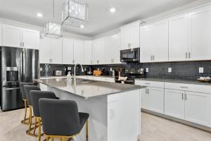 6 Bedrooms 5 Bathrooms Storey Lake 4286 Pd