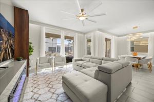 6 Bd 5 Ba Storey Lake 4326 Sl