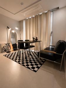Urban Retreat 3-Min Walk from Achasan Station, 15-Min to Seongsu, Tranquil Space for Relaxation
