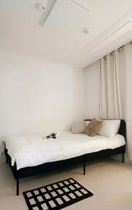 Urban Retreat 3-Min Walk from Achasan Station, 15-Min to Seongsu, Tranquil Space for Relaxation