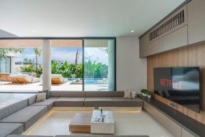 Brand New Villa July Luxury 5BR - Private Pool and Rooftop in Berawa Canggu