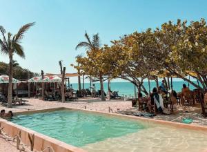 Great location safe & beautiful w Beach Club